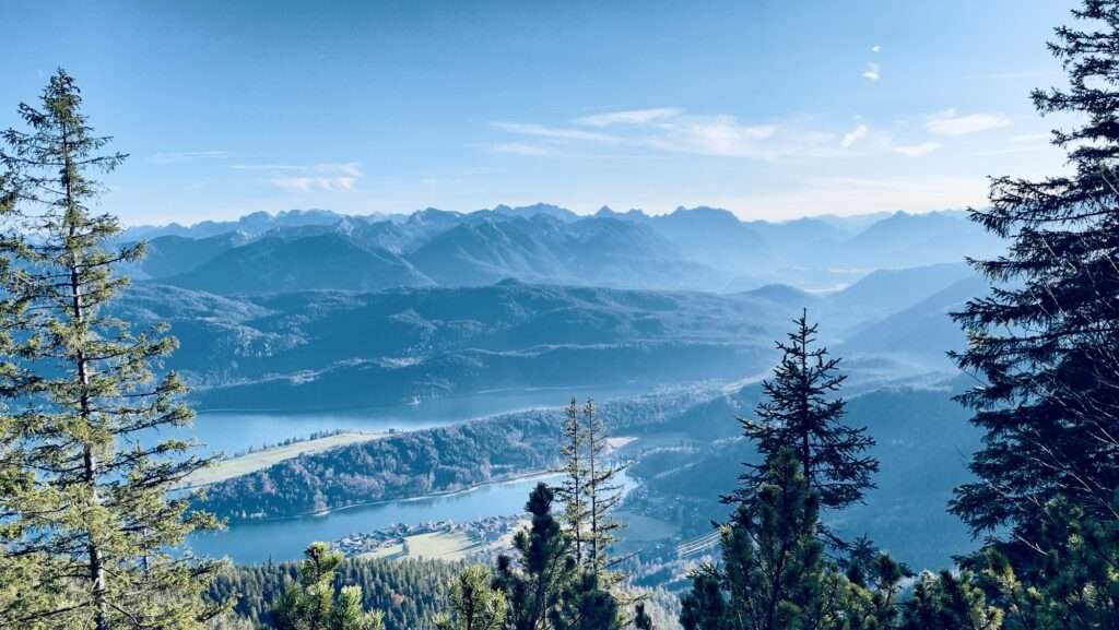 Ein inspirierender Blick über die Berge und Diversity: Symbol für das Überwinden von Herausforderungen und die Kraft der Vielfalt in der Hotellerie und Tourismusbranche durch echtes Verständnis und emotionale Verbundenheit.