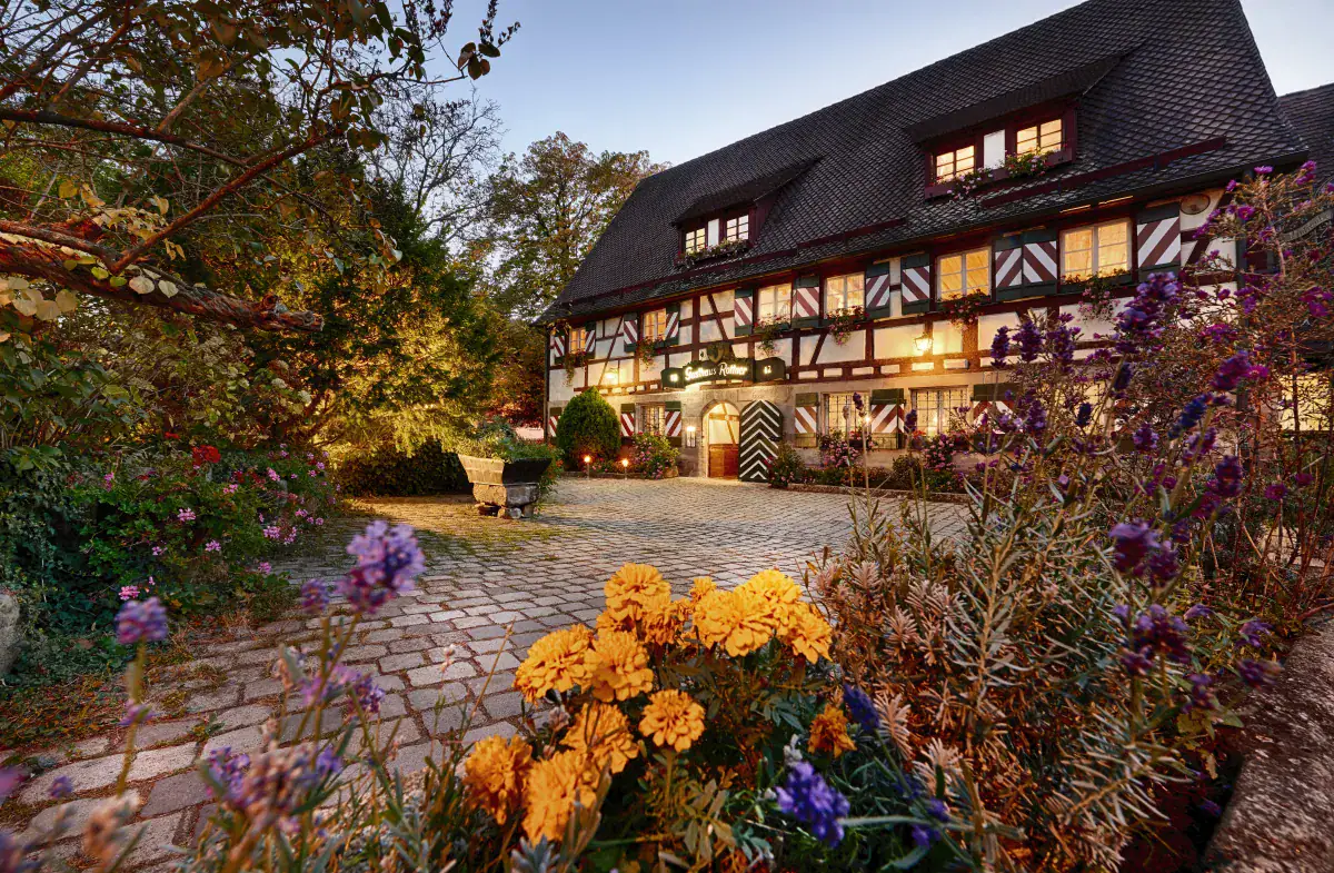 Romantik Hotel Gasthaus Rottner in Nürnberg – historische Fachwerkfassade im Abendlicht