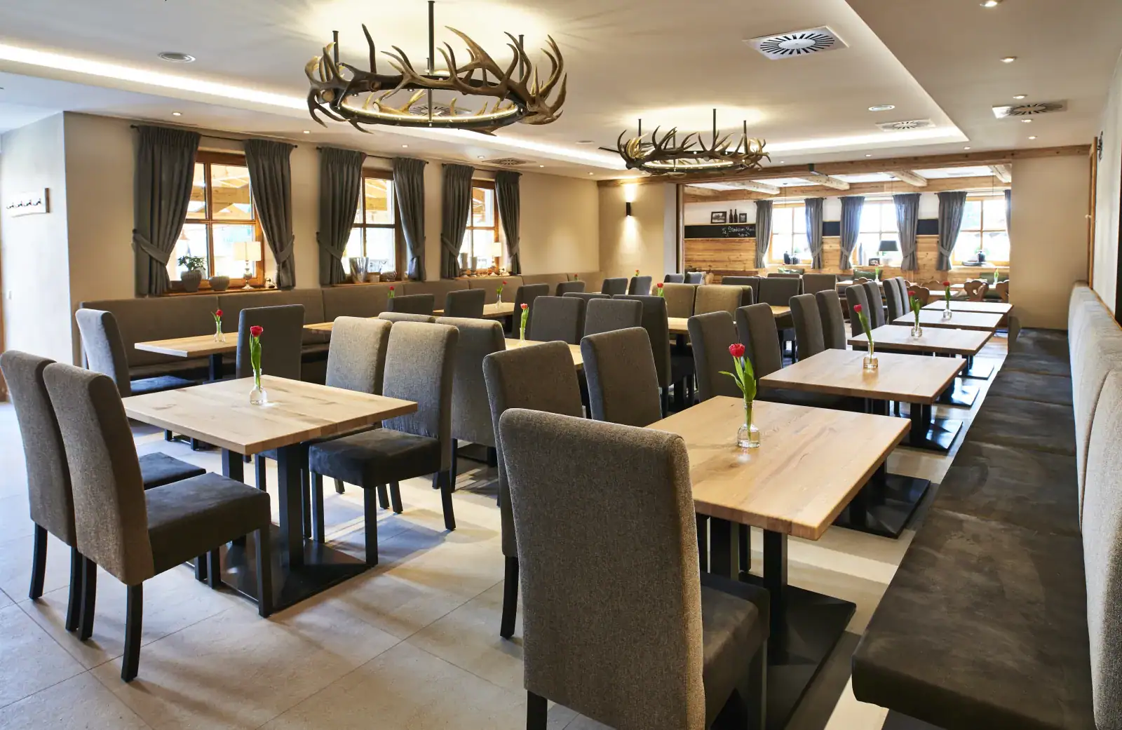 Neu gestalteter Saal im Gasthaus zum Streiblwirt in Passau mit warmem Holz, großen Fenstern und markanten Leuchten